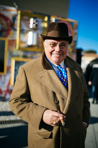 С чем носить синий галстук в горошек мужчине