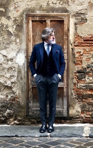 С чем носить синий галстук в горошек мужчине