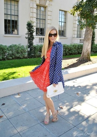 С чем носить синий плащ в горошек женщине