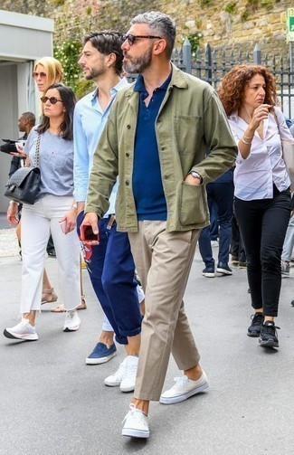 Как носить синюю футболку-поло с бежевыми брюками чинос