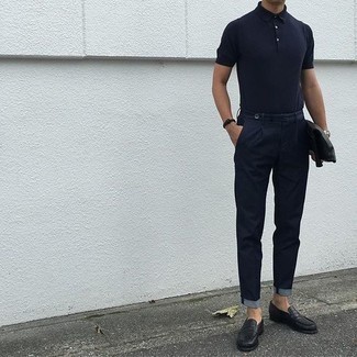 Как носить синюю футболку-поло с черными кожаными лоферами мужчине