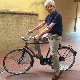 Какие топсайдеры носить с синей футболкой-поло