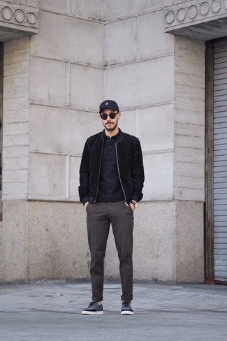 Какие бомберы носить с синей футболкой-поло мужчине