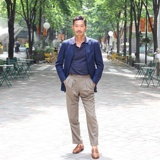 Как носить синюю футболку-поло с коричневыми кожаными лоферами мужчине