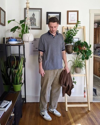 Какие кардиганы носить с синей футболкой-поло мужчине