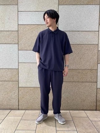 Какие ботинки дезерты носить с синей футболкой-поло