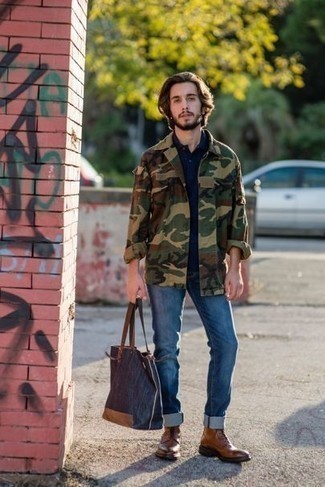 Какие джинсы носить с синей футболкой-поло мужчине