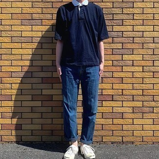 Какие джинсы носить с синей футболкой-поло мужчине