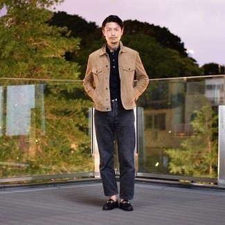 Какие джинсы носить с синей футболкой-поло мужчине