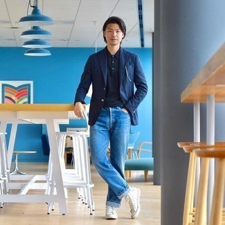 Какие джинсы носить с синей футболкой-поло мужчине