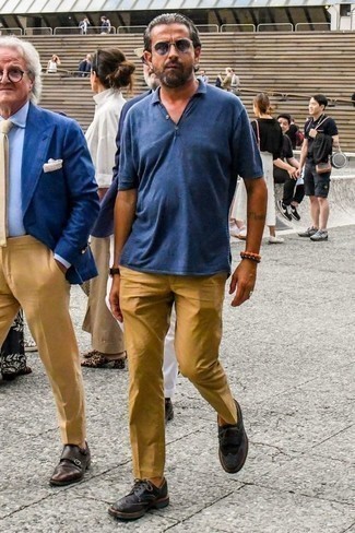 Как носить синюю футболку-поло с светло-коричневыми брюками чинос