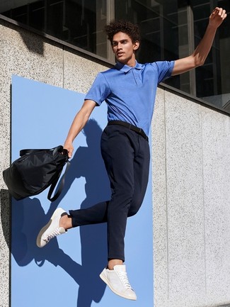 Какие низкие кеды носить с синей футболкой-поло мужчине