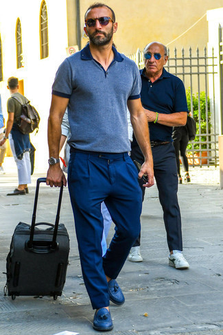 Как носить синюю футболку-поло с темно-синими брюками чинос