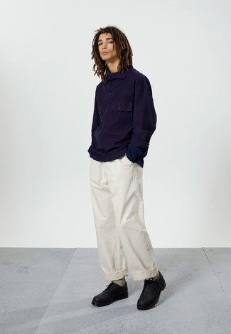 С чем носить синий свитер с воротником поло мужчине