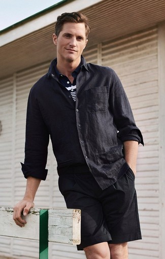 Какие шорты носить с синей футболкой-поло мужчине