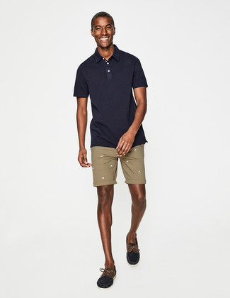 Какие шорты носить с синей футболкой-поло мужчине