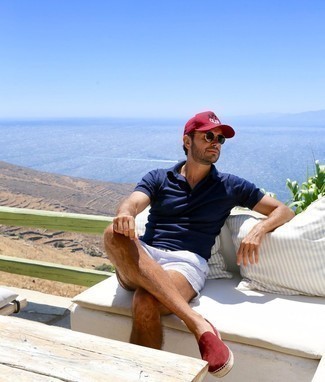 Какие шорты носить с синей футболкой-поло мужчине