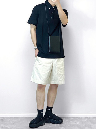 Какие шорты носить с синей футболкой-поло мужчине