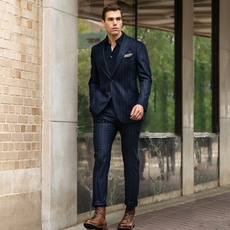 Какие костюмы носить с синей футболкой-поло