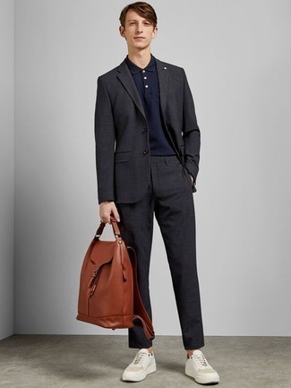 Какие костюмы носить с синей футболкой-поло