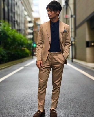 Какие костюмы носить с синей футболкой-поло