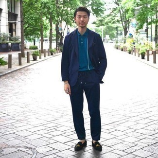 Какие костюмы носить с синей футболкой-поло