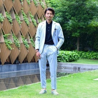 Какие костюмы носить с синей футболкой-поло