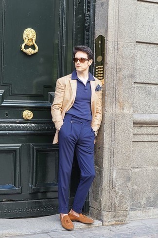 Какие лоферы с кисточками носить с синей футболкой-поло