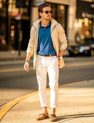 Как носить синюю футболку-поло с белыми брюками чинос