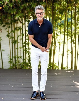 Как носить синюю футболку-поло с белыми джинсами мужчине