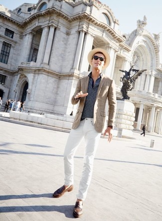 Как носить синюю футболку-поло с белыми джинсами мужчине