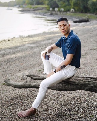 Как носить синюю футболку-поло с белыми джинсами мужчине