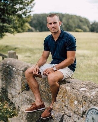 Как носить синюю футболку-поло с белыми шортами мужчине