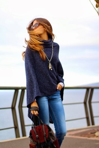 С чем носить синее пончо