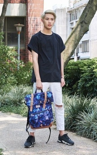 С чем носить синий рюкзак с принтом мужчине