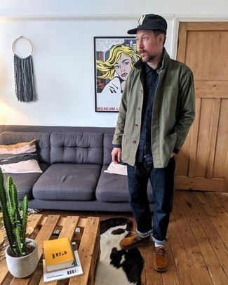 С чем носить синюю бейсболку с принтом мужчине