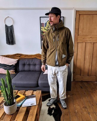 С чем носить синюю бейсболку с принтом мужчине