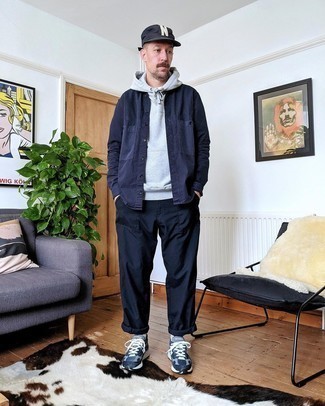 С чем носить синюю бейсболку с принтом мужчине