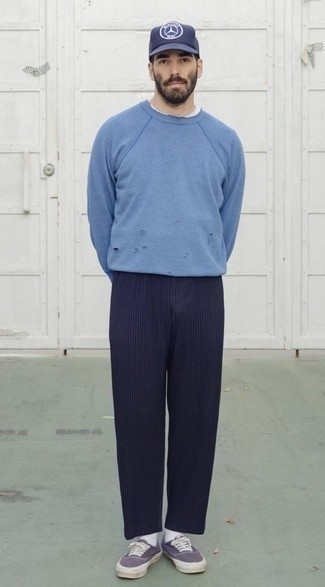 С чем носить синюю бейсболку с принтом мужчине