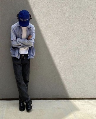 С чем носить синюю бейсболку с принтом мужчине