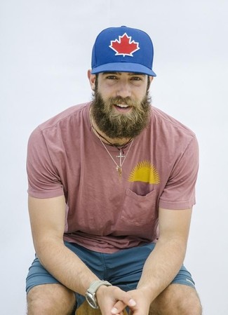 С чем носить синюю бейсболку с принтом мужчине