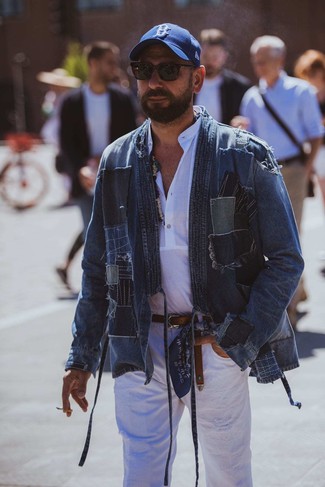 С чем носить синюю бейсболку с принтом мужчине