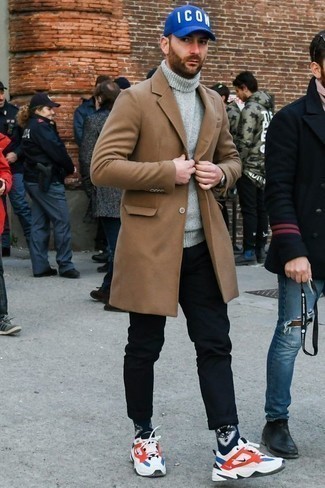 С чем носить синюю бейсболку с принтом мужчине