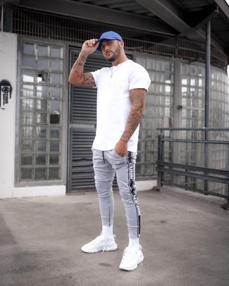 С чем носить синюю бейсболку с принтом мужчине