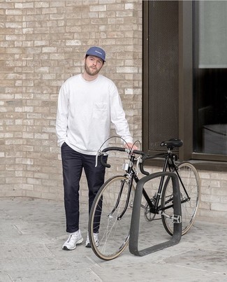 С чем носить синюю бейсболку с принтом мужчине