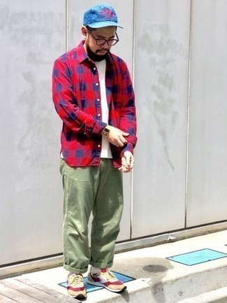 С чем носить синюю бейсболку с принтом мужчине