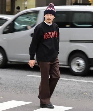 С чем носить синюю шапку с принтом мужчине