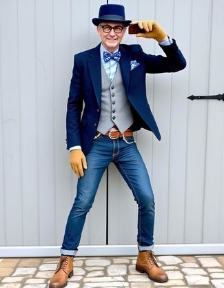 С чем носить синий галстук-бабочку с принтом мужчине