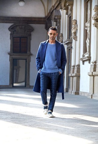 С чем носить синие брюки чинос с принтом