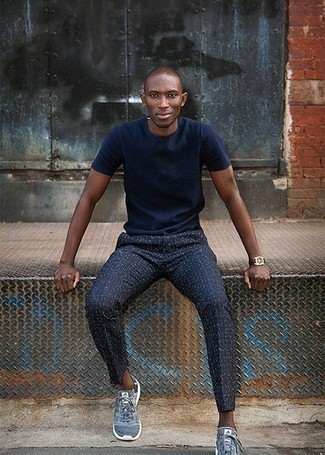 С чем носить синие брюки чинос с принтом